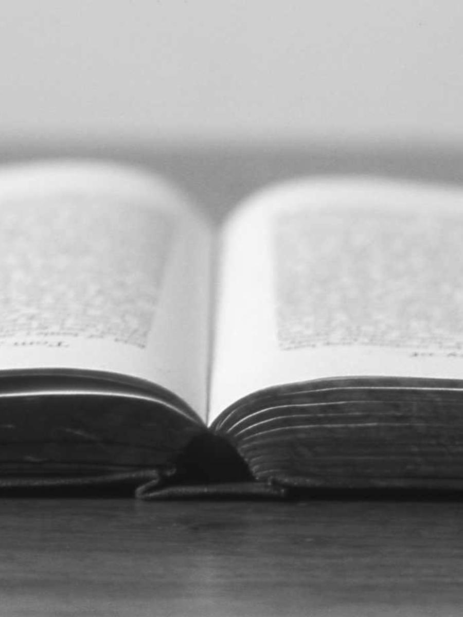 مجلد مفتوح على مكتب